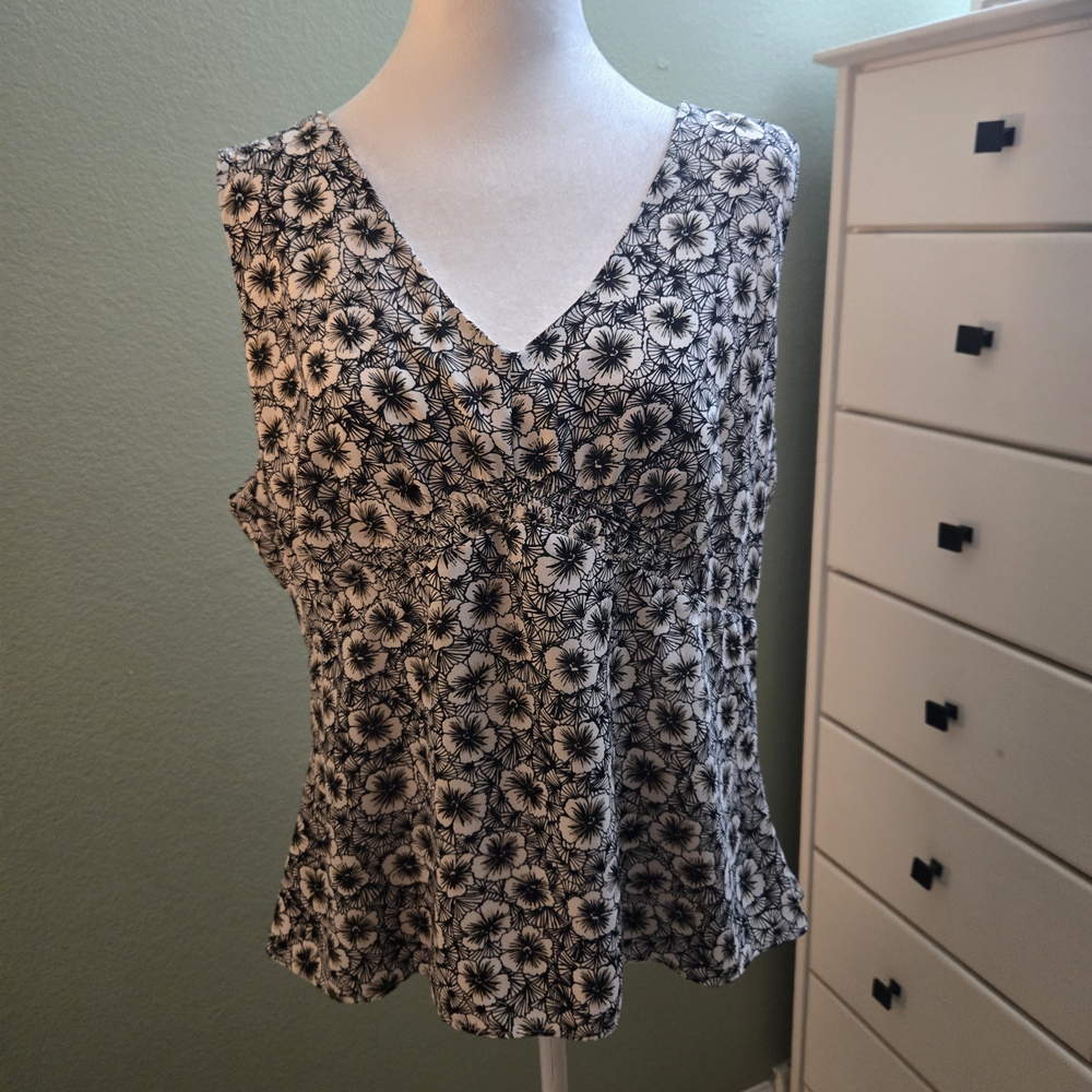 Covington Women's Black and Cream Floral Top